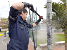 Lavando los postes de la localidad de San Cristobal