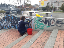 Gerente General de TransMilenio limpiando calles en el sector de San Cristobal