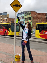 Gerente General limpiando se&ntilde;ales de la cicloruta