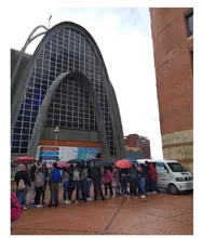 El equipo de gestion social con la van de personalizaci&oacute;n de TuLlave 