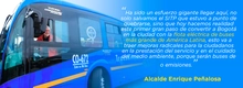 Alcalde Enrique Pe&ntilde;alosa subido en el bus el&eacute;ctrico