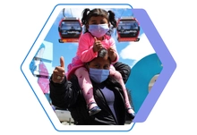 Mujer con una ni&ntilde;a- fondo cabina de Cable