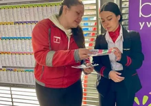 informaci&oacute;n-a-mujeres-pita-y-avisa-con-funcionario