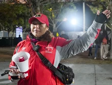 funcionaria-en-la-v&iacute;a-de-TransMilenio