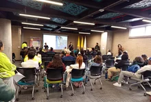 Personas en auditorio 3