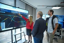 Se&ntilde;alando indicadores centro de control