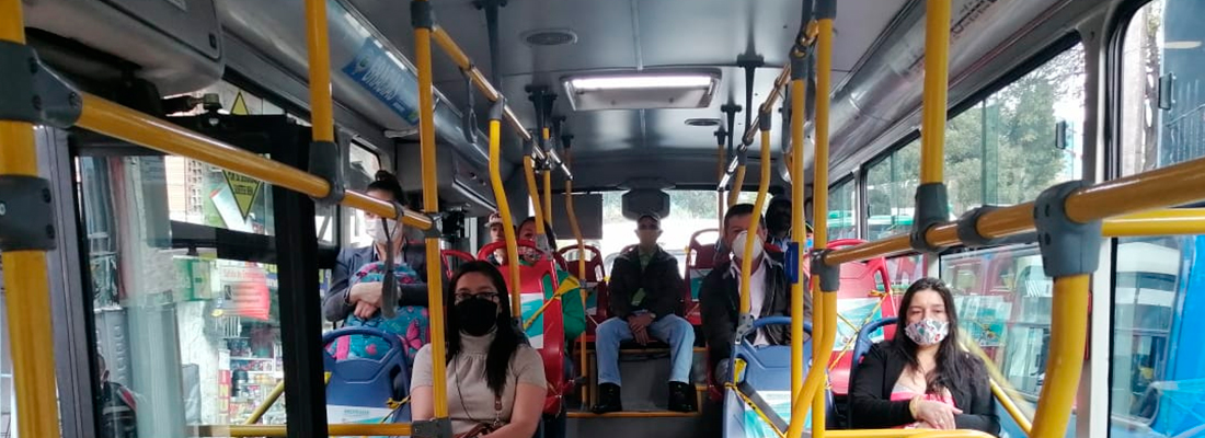 Pasajeros tomando distancia en TransMilenio