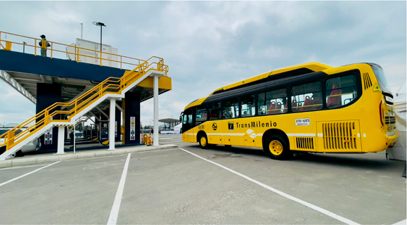 Patio taller Vanti de TransMilenio saliendo el un bus