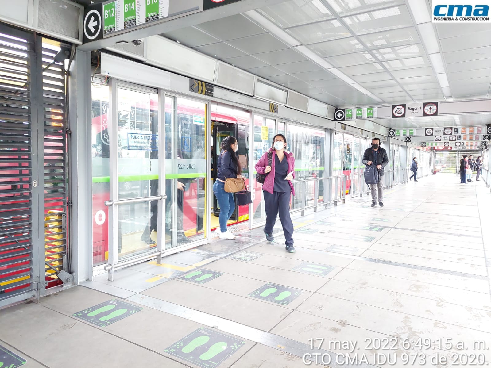 Estación calle 127 de TransMilenio con pasajeros