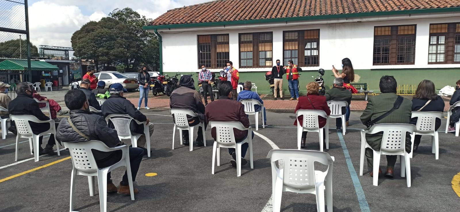Con comunidades -Gestores sociales de TRANSMILENIO Con comunidades -Gestores sociales de TRANSMILENIO