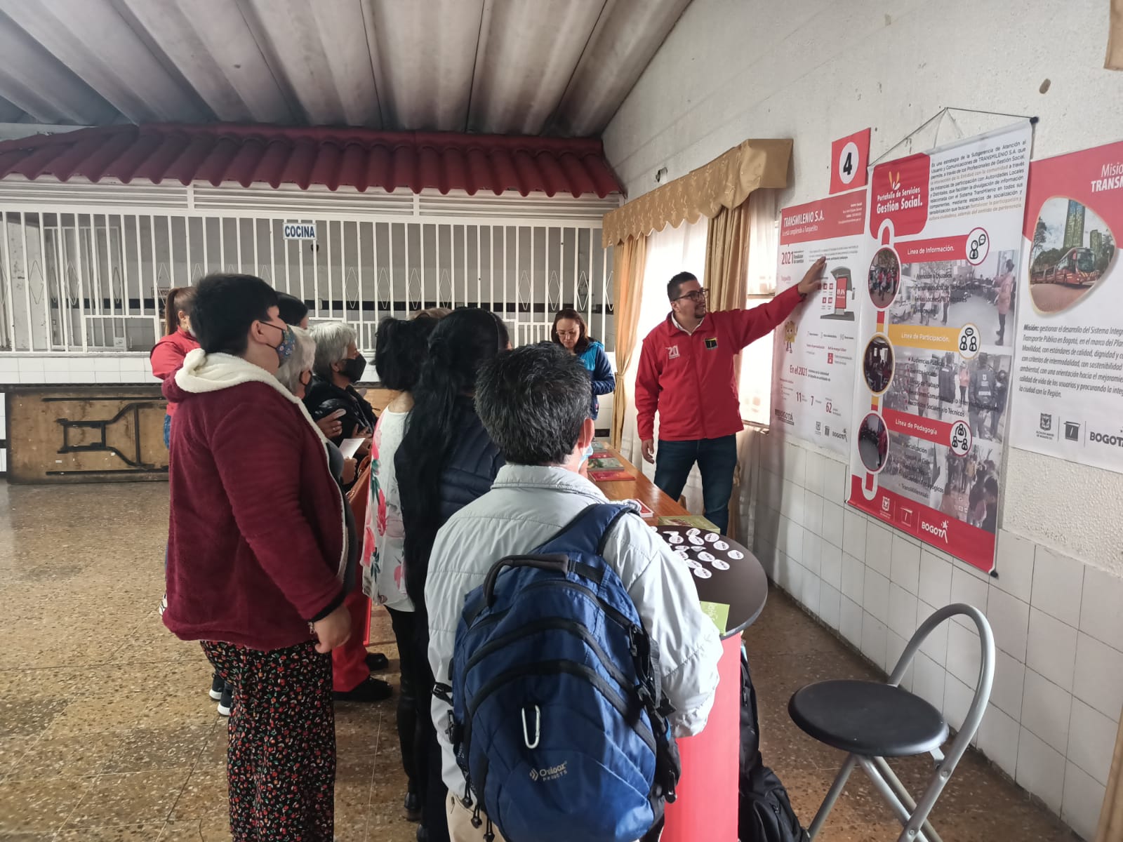 Gestores sociales de TRANSMILENIO con la comunidad Gestores sociales de TRANSMILENIO con la comunidad