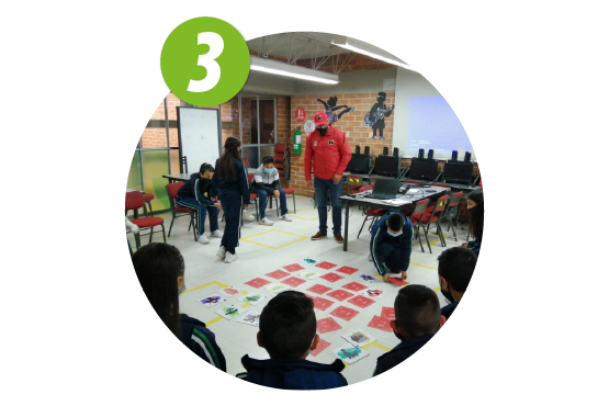 Persona buscando en el celular