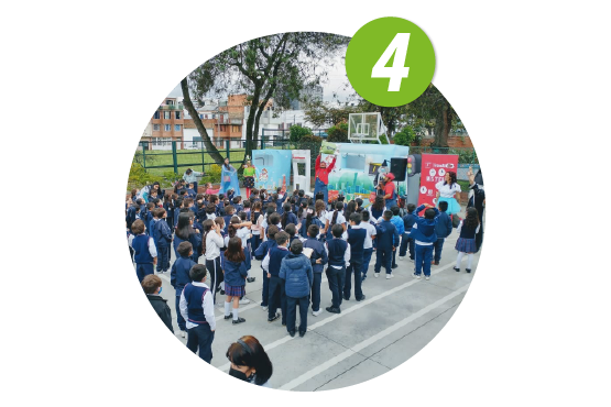 Persona buscando en el celular