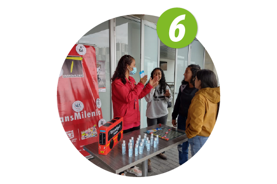 Persona buscando en el celular