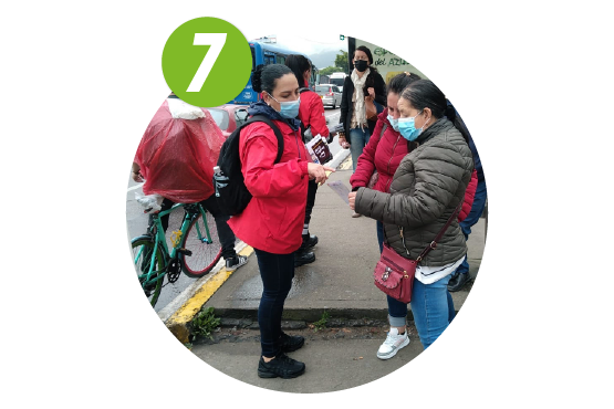 Persona buscando en el celular