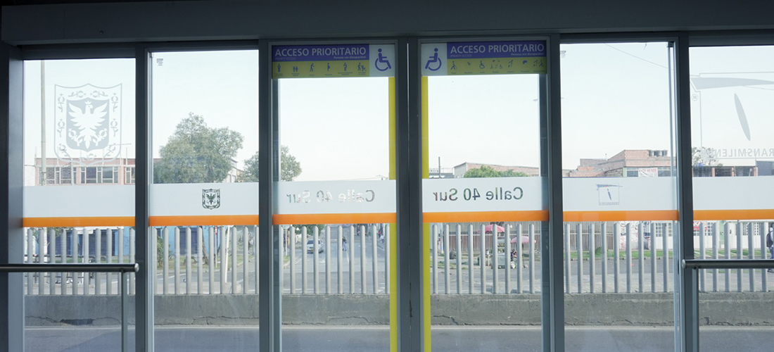 Acceso prioritario de las personas con discapacidad en la estación calle 40 sur