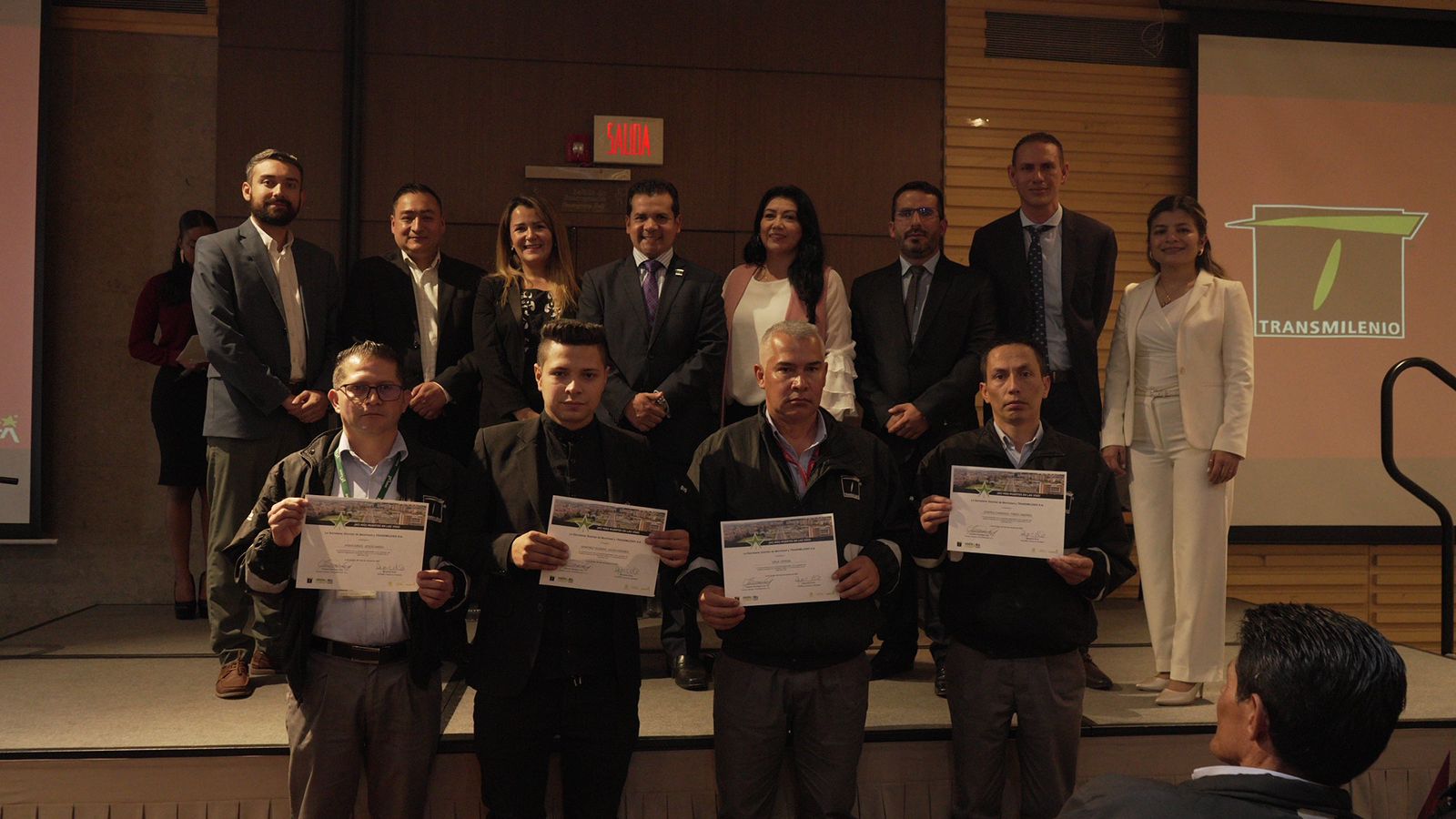 Operadores recibiendo reconocimiento Operadores recibiendo reconocimiento