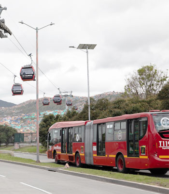 Bus de TransMilenio y cabinas de TransMicable Bus de TransMilenio y cabinas de TransMicable