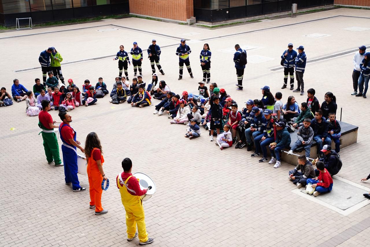 Niños y niñas participando participando en actividades pedagógicas entorno a la Semana de la Seguridad Vial Niños y niñas participando participando en actividades pedagógicas entorno a la Semana de la Seguridad Vial