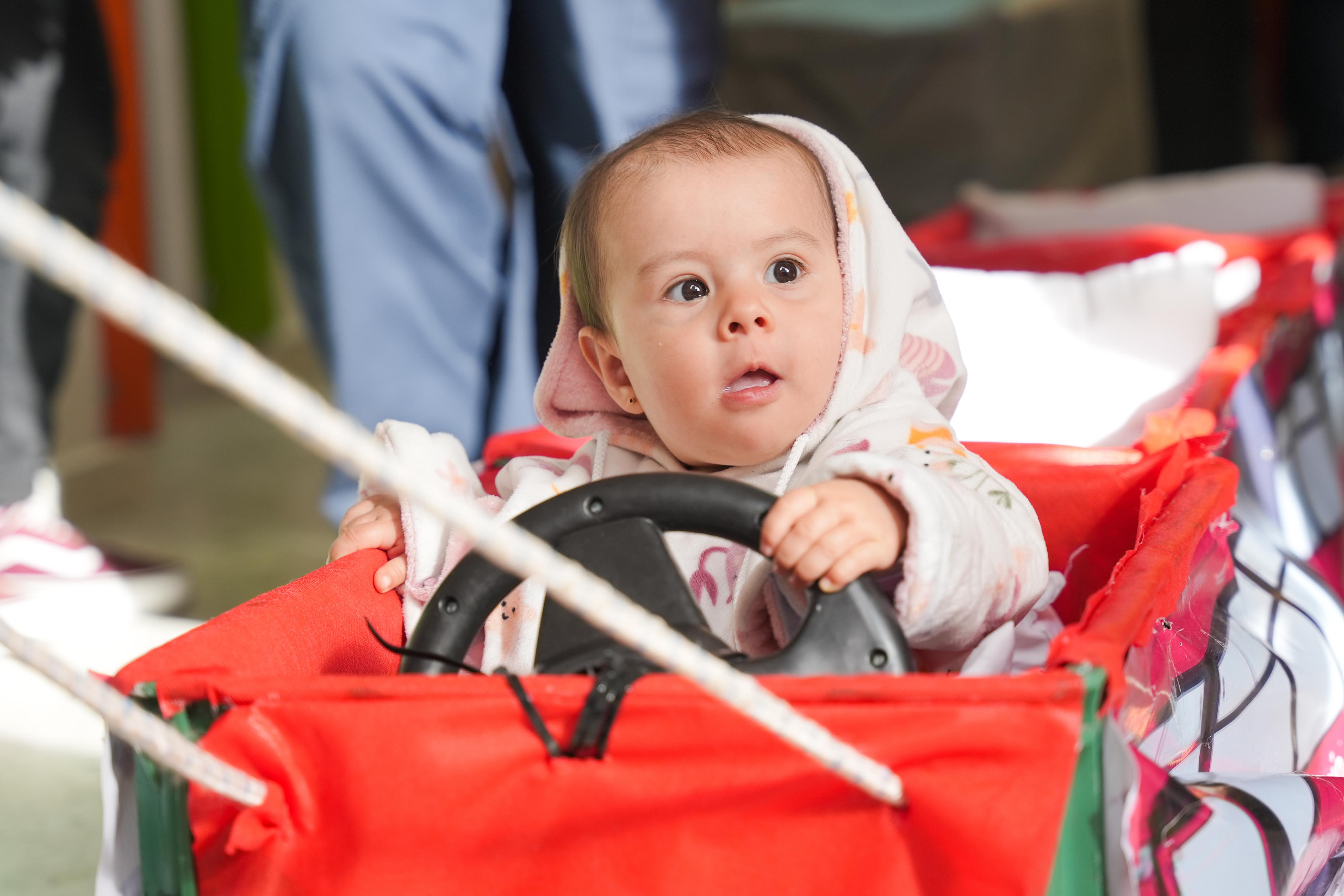 Niña participando en actividad de TransMilenio en Jardín Infantil Funtalentum,