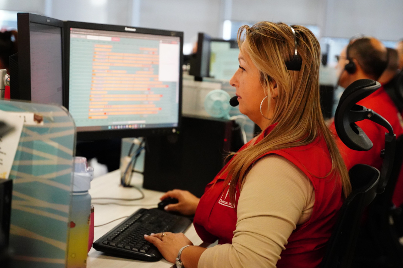Mujer sentada en el centro de control de TransMilenio