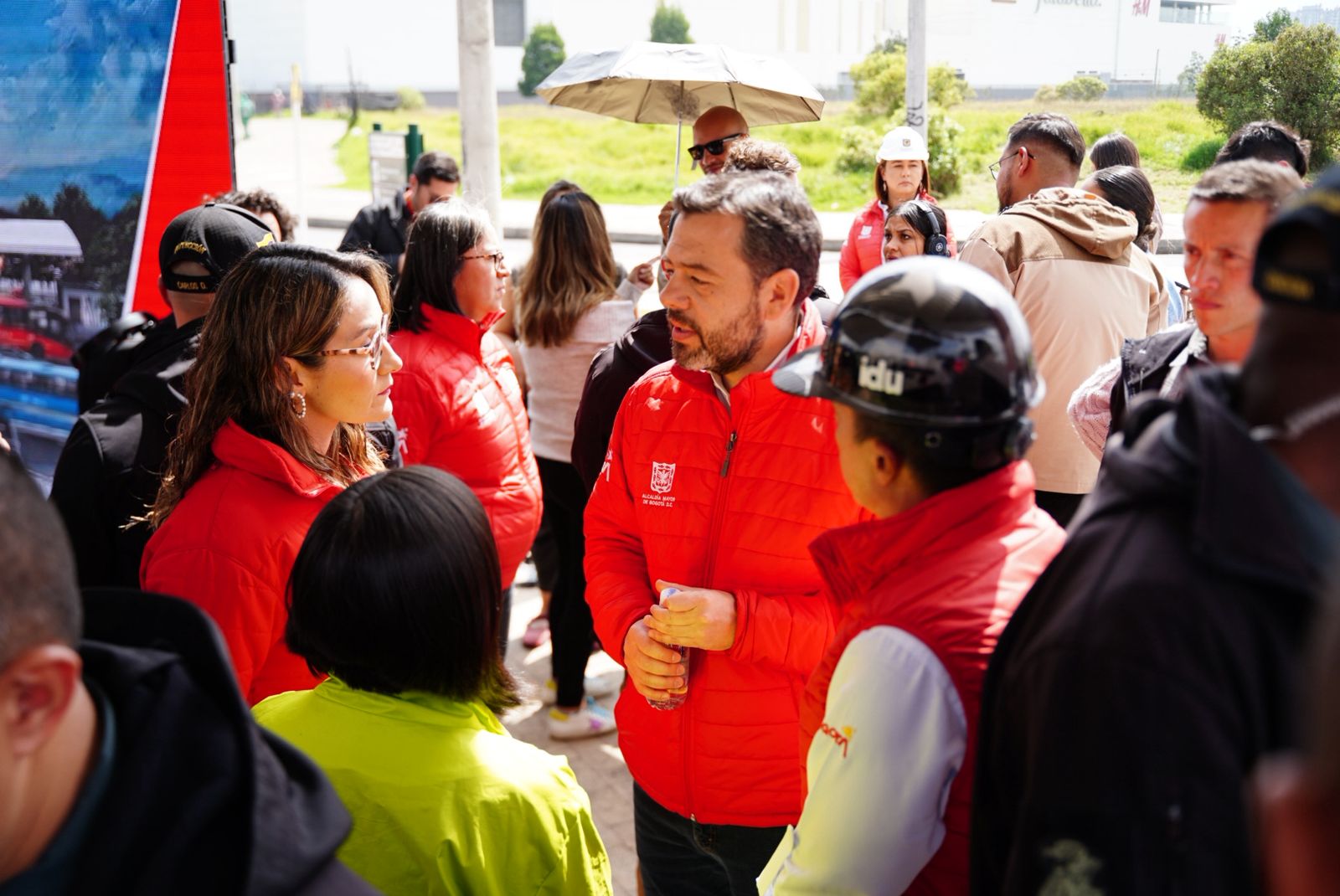 Alcalde de Bogotá, Carlos Fernando Galán,  junto con María Fernanda Ortiz gerente de TransMilenio en rueda de prensa Calle 13
