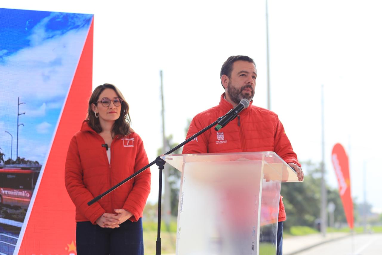 Alcalde de Bogotá, Carlos Fernando Galán,  junto con María Fernanda Ortiz gerente de TransMilenio en rueda de prensa Calle 13