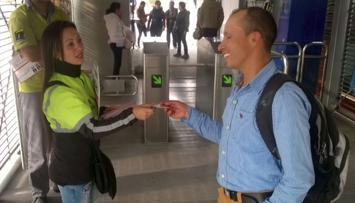 Funcionario de recaudo ayudando a un usuario con las rutas fáciles