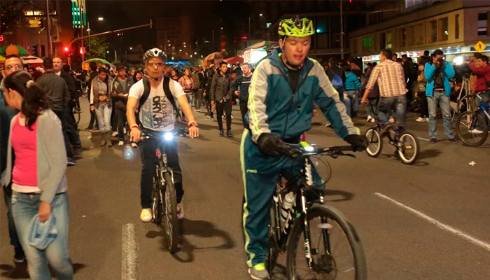 Foto de personas montando bicicleta por la carrera 7 en la ciclovía nocturna