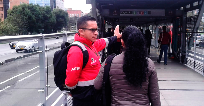 Anfitrión guiando a un usuario en el Sistema TransMilenio