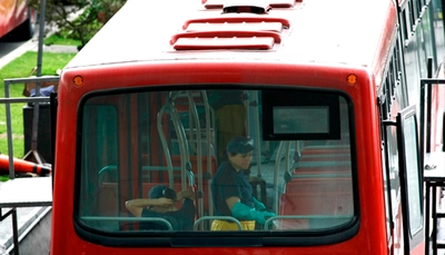 Aseo diario en la flota de buses de TransMilenio 