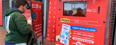 Reciclando empaques y botellas ahora los usuarios podrán recargar sus tarjetas
