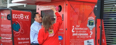 Reciclando empaques, botellas y recipientes de tetra pak, recarga tarjetas de TransMilenio