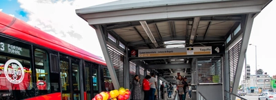 Distribuci&oacute;n de paradas de dos servicios en la estaci&oacute;n Ciudad Universitaria - Loter&iacute;a de Bogot&aacute;