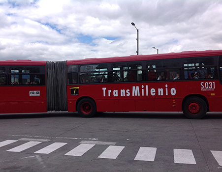 Ni&ntilde;os y ni&ntilde;as aprende sobre el uso responsable del agua y c&oacute;mo se aplica en el Sistema TransMilenio