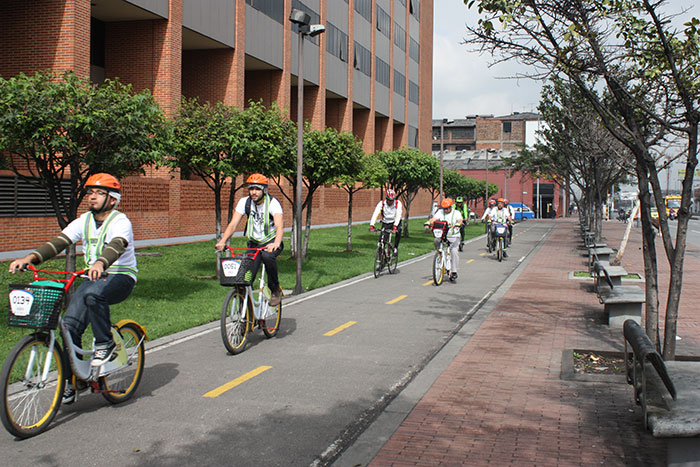 CAMBIO DE ROLES: LOS CONDUCTORES DEL SITP SE SUBEN A LA BICICLETA