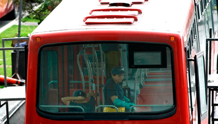 Aseo diario en la flota de buses de TransMilenio 