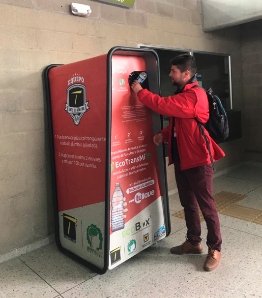 Reciclar para pasajes Persona reciclando para redimir para recargar la tarjeta