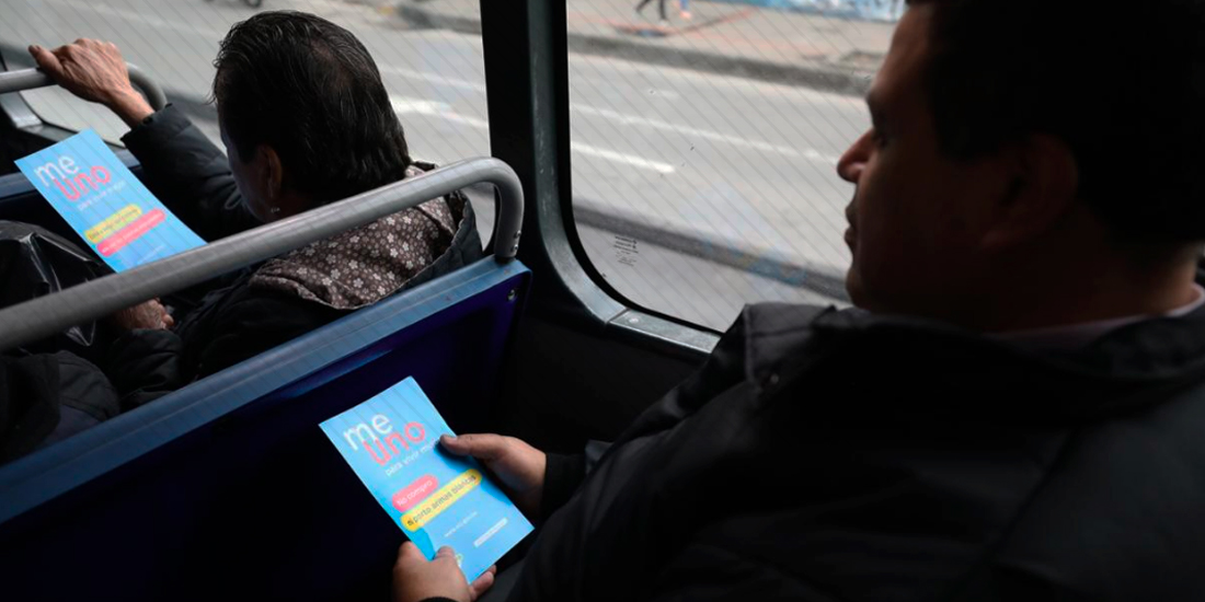 Usuarios recibiendo información de la campaña meuno Usuarios recibiendo información de la campaña meuno