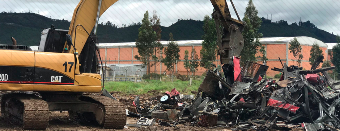 Bus de Transmilenio chatarrizado listo para ser transformado Bus de Transmilenio chatarrizado listo para ser transformado